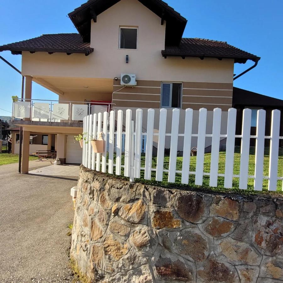 Apartmani Apolon Vrdnik Bagian luar foto